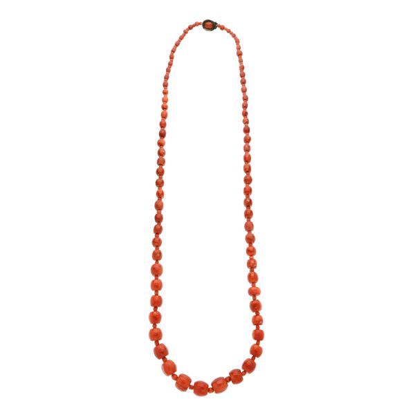 Long necklace in silver and red coral