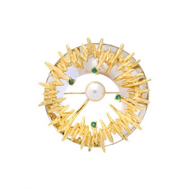 Brooch in white gold, yellow gold, emeralds and cultivated pearl