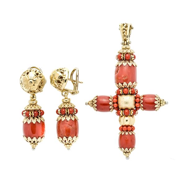 Parure composta da croce e paio di orecchini  in oro giallo e corallo rosso