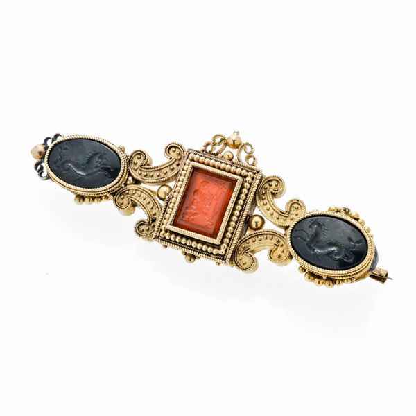 Brooch in yellow gold and engraved cameos