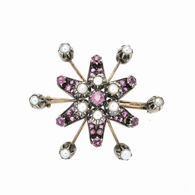 Spilla in Oro a Basso Titolo, Argento, Rubini e Perle Naturali