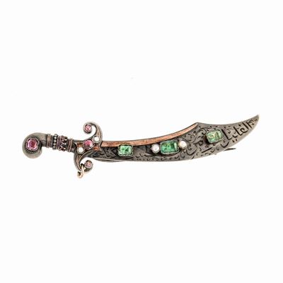 Spilla Scimitarra in Argento, Smeraldi, Rubini e Microperle