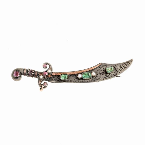 Spilla scimitarra in argento, smeraldi, rubini e microperle