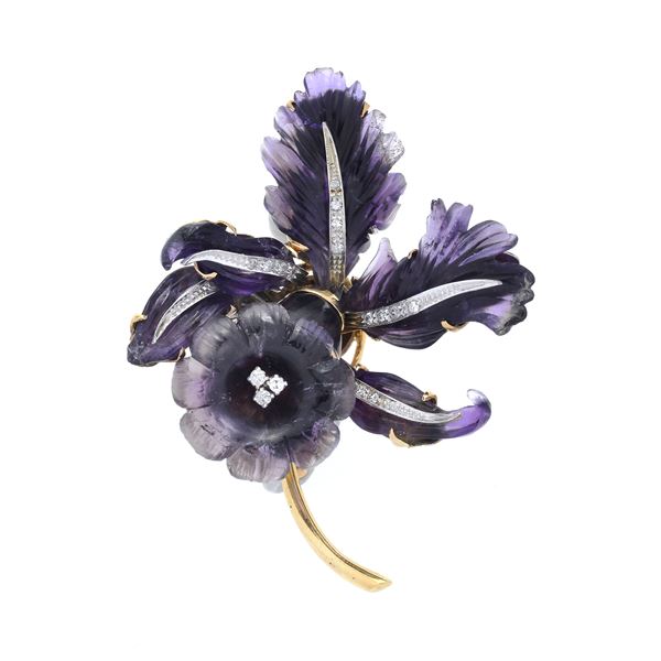 Orchid brooch in yellow gold, platinum diamonds and amethyst