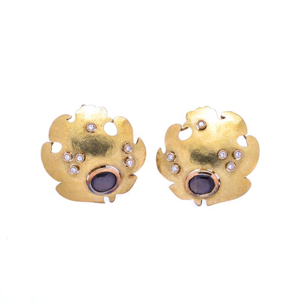 Pair of yellow gold earrings with diamonds and tiger's eye