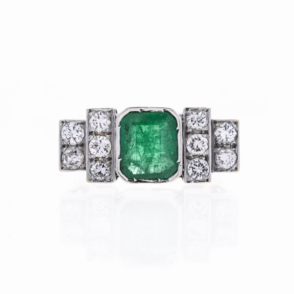 Ring in white gold, diamonds and emerald