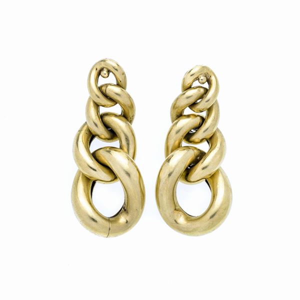 Pair of dangling earrings in yellow gold