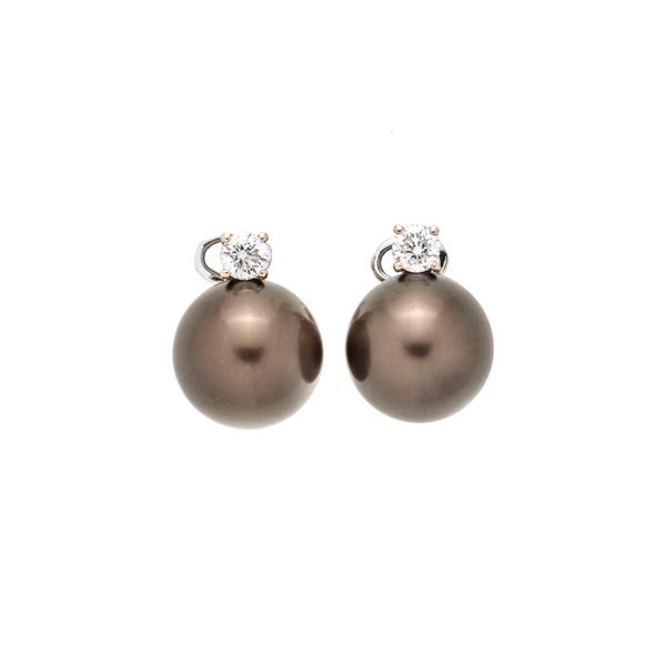 Pair of clip-on earrings in yellow gold, white gold, diamonds and brown pearls
