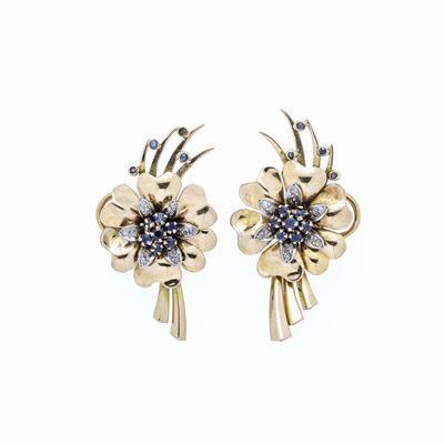 Paio di Orecchini a Clips in Oro Giallo, Oro Bianco, Diamanti e Zaffiri