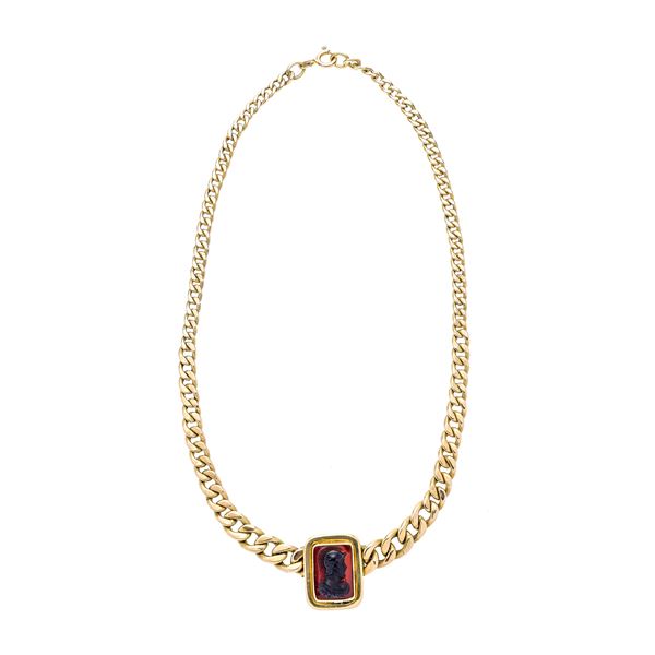 Necklace in yellow gold and engraved cameo