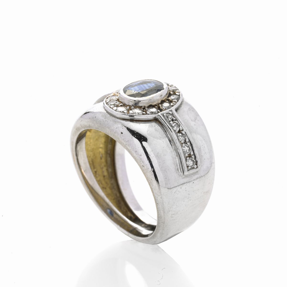 Anello a Fascia in Oro Bianco, Diamanti e Zaffiro