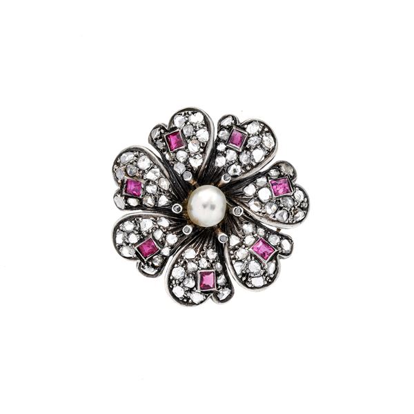 Flower brooch in gold with low title, silver, diamonds, rubies and pearl