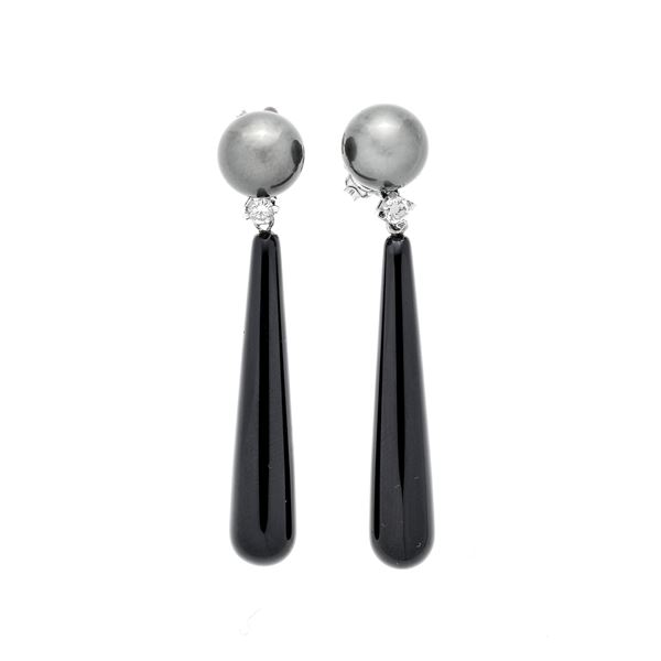 Pair of dangling earrings in white gold, diamonds, Tahitian pearls and onyx