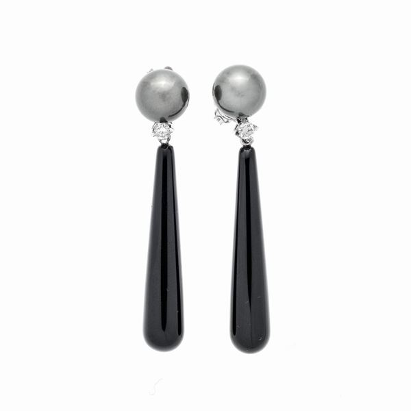 Pair of dangling earrings in white gold, diamonds, Tahitian pearls and onyx