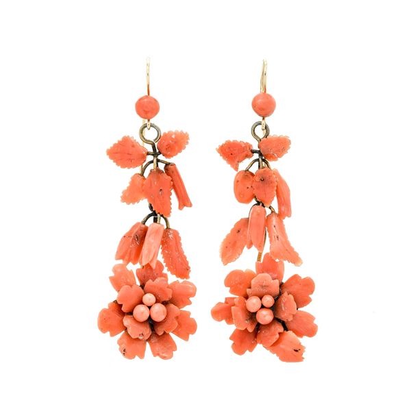 Pair of gold earrings with low title, yellow gold and red coral