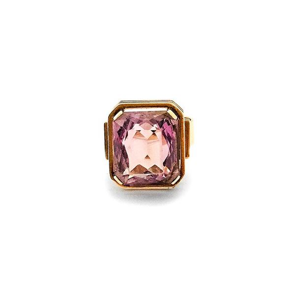 Low title gold ring with amethyst