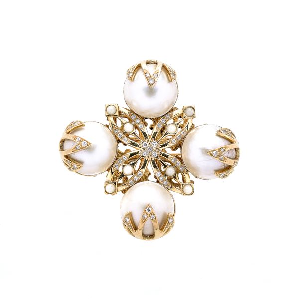 Cross brooch in yellow gold, diamonds, glass paste and mabe pearls