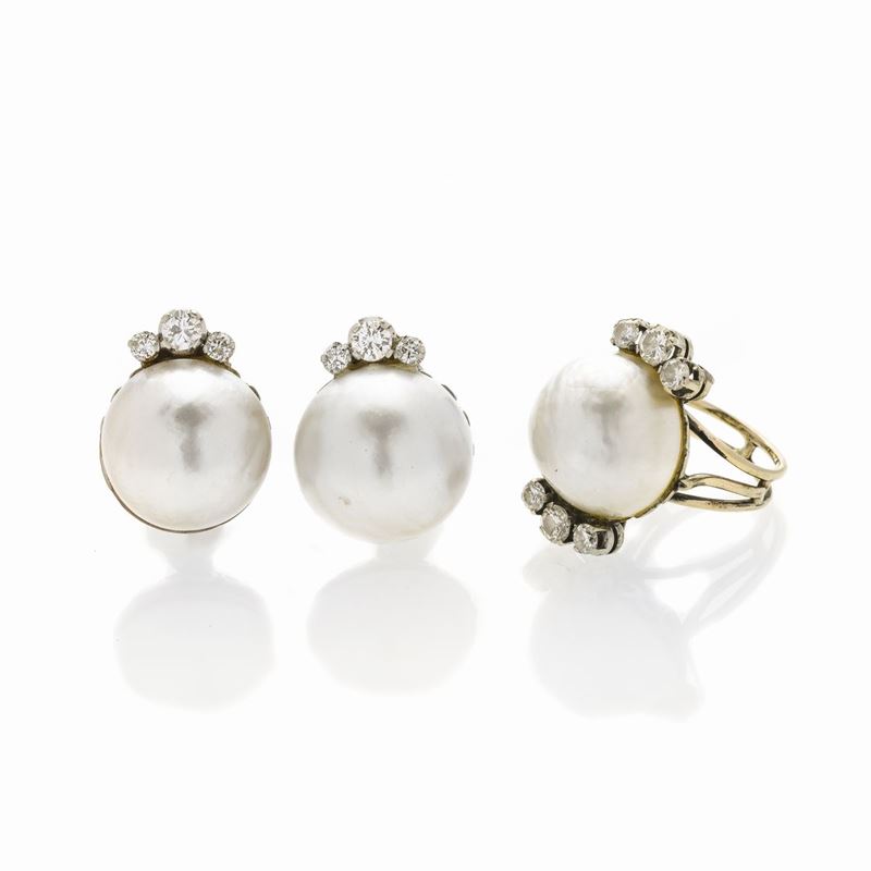 Parure con Paio di Orecchini e Anello in Oro Bianco, Diamanti e Perle Mabè