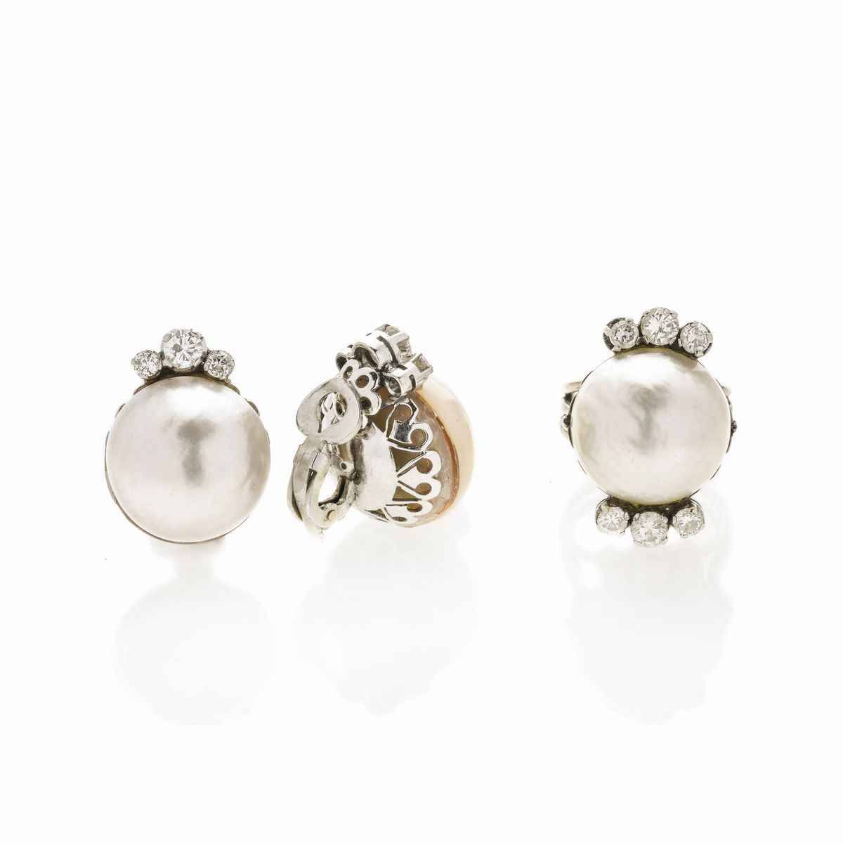 Parure con Paio di Orecchini e Anello in Oro Bianco, Diamanti e Perle Mabè
