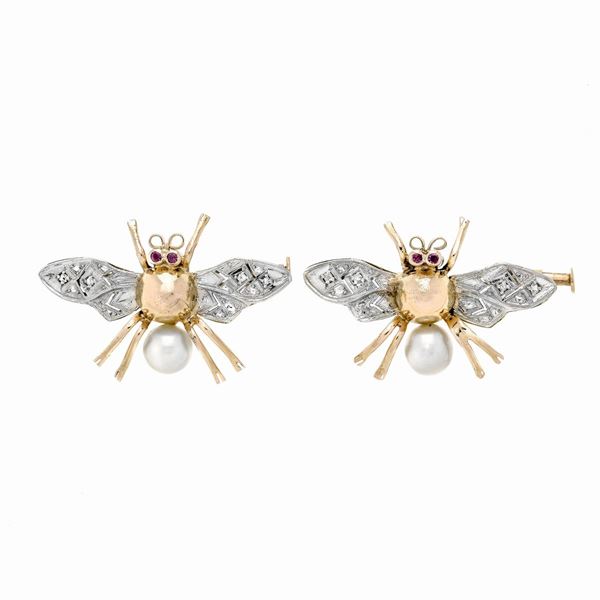 Due spille Mosca in oro giallo, oro bianco, diamanti e perle