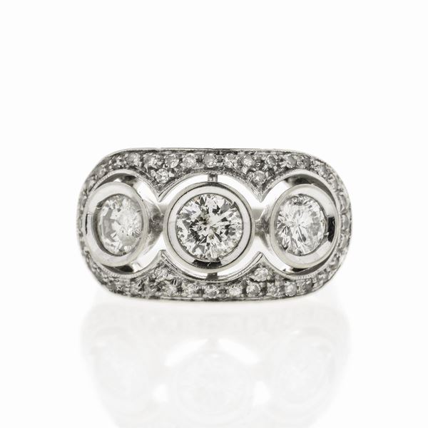 Trilogy ring in white gold and diamonds