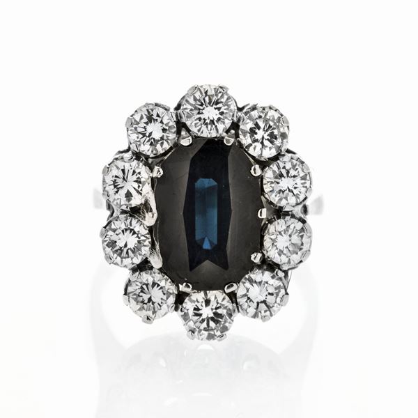 Daisy ring in white gold, diamonds and sapphire