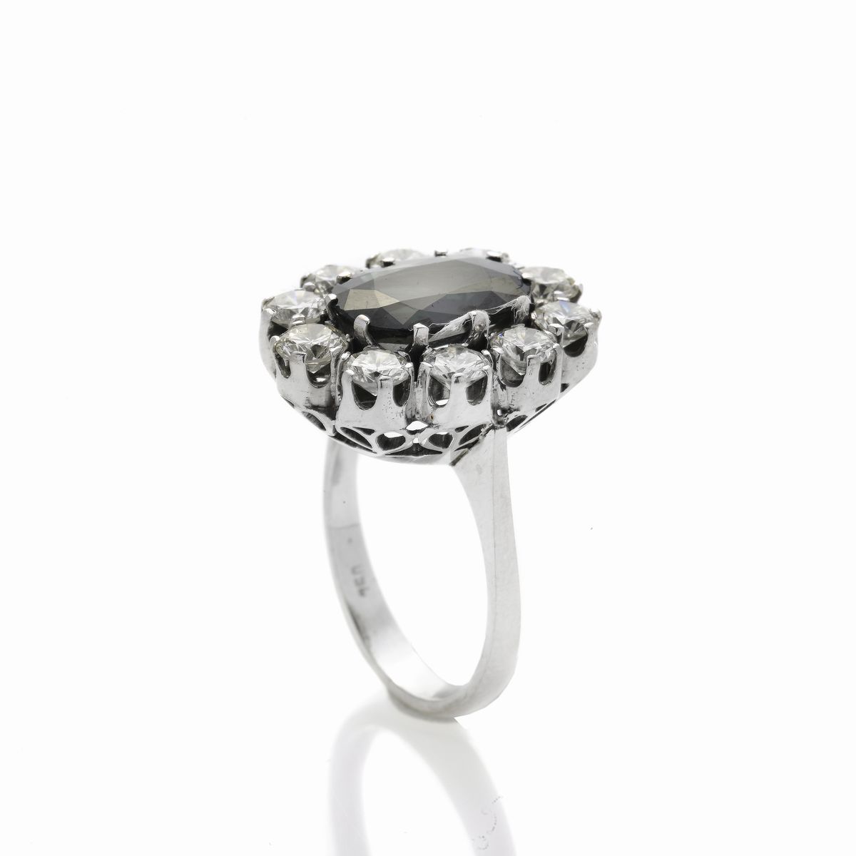 Anello a Margherita in Oro Bianco, Diamanti e Zaffiro