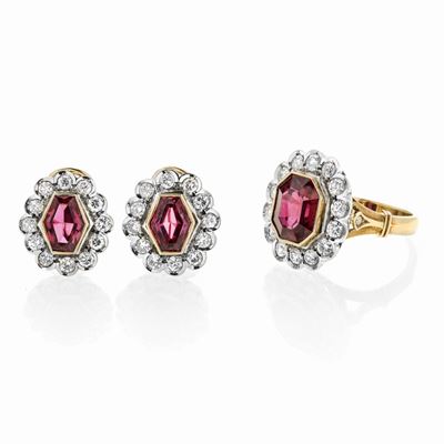 Parure con Spilla, Paio di Orecchini e Anello in Oro Giallo, Oro Bianco, Diamanti e Pietre Rosse ...