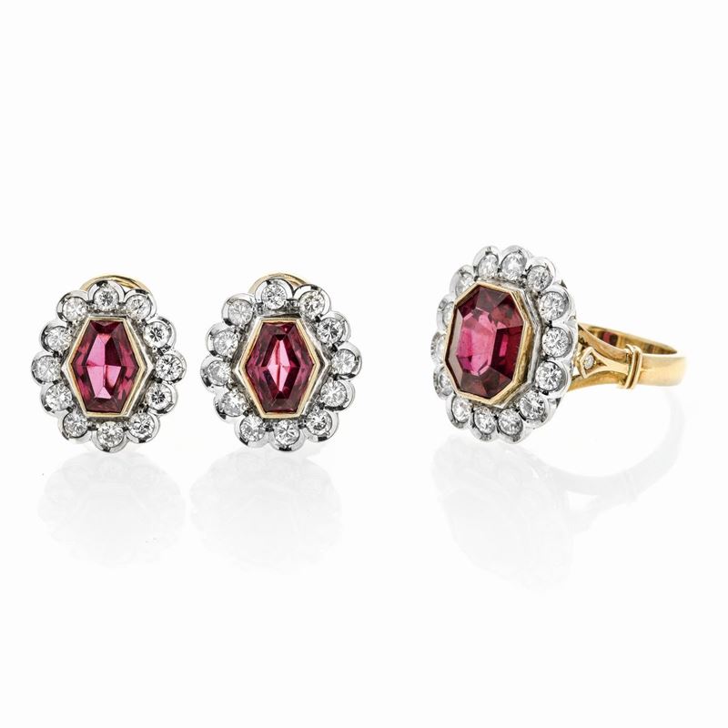 Parure con Spilla, Paio di Orecchini e Anello in Oro Giallo, Oro Bianco, Diamanti e Pietre Rosse ...