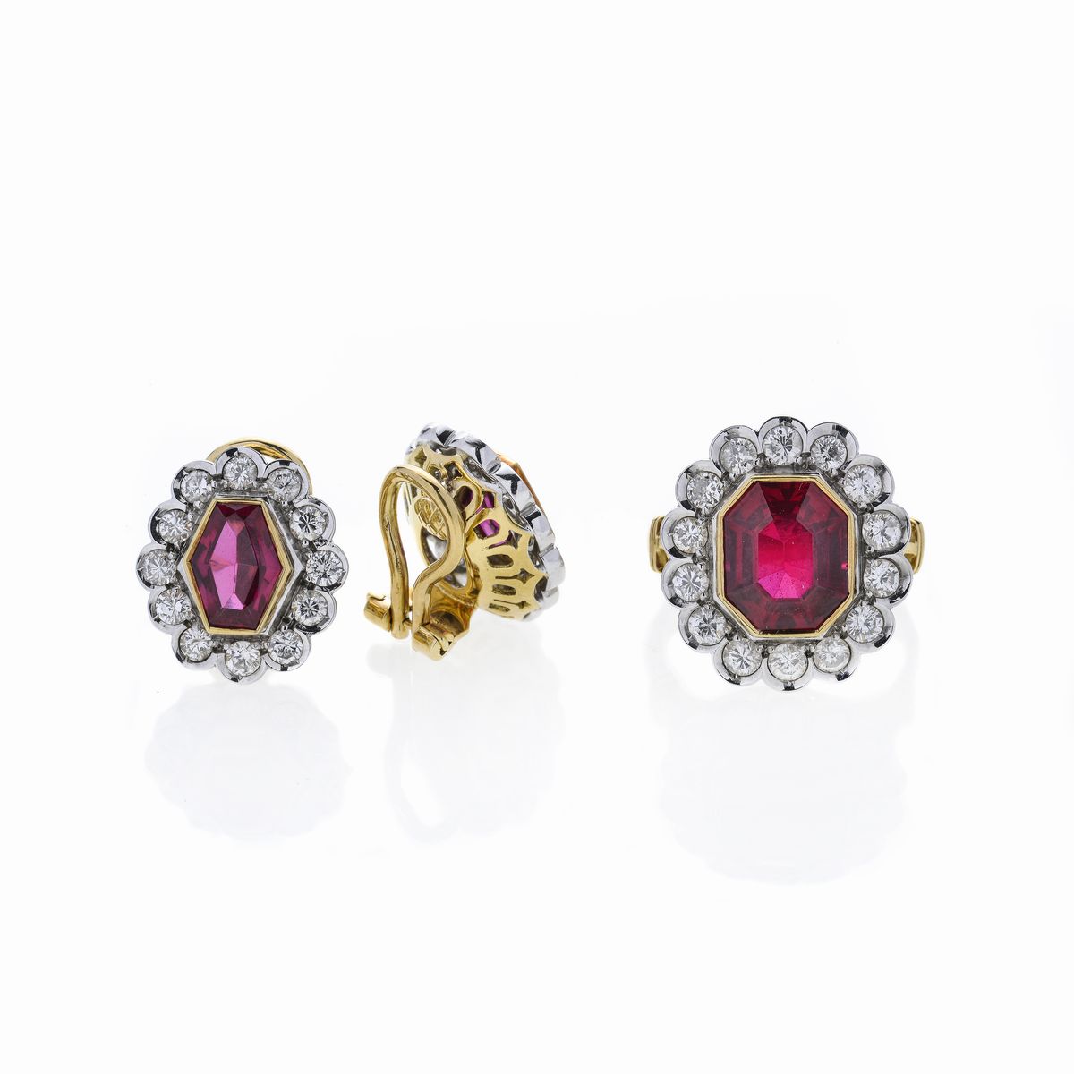 Parure con Spilla, Paio di Orecchini e Anello in Oro Giallo, Oro Bianco, Diamanti e Pietre Rosse ...