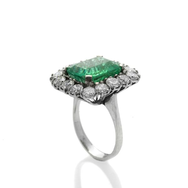 Ring in white gold, diamonds and emerald