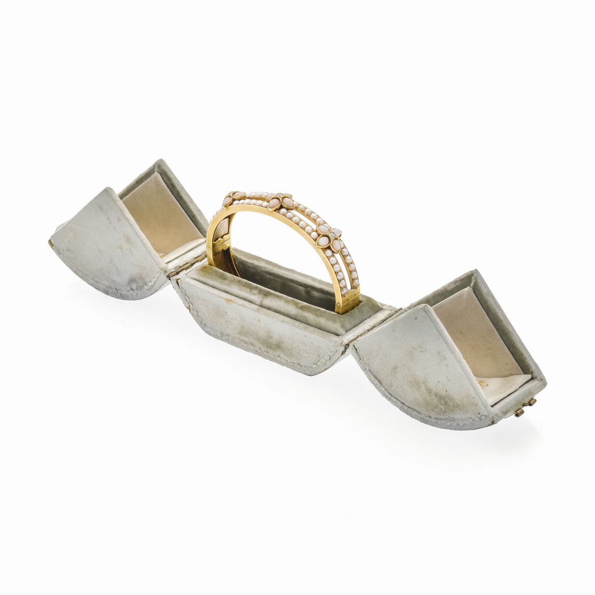 Bracciale Rigido in Oro Giallo, Corallo Rosa, Diamanti e Perle