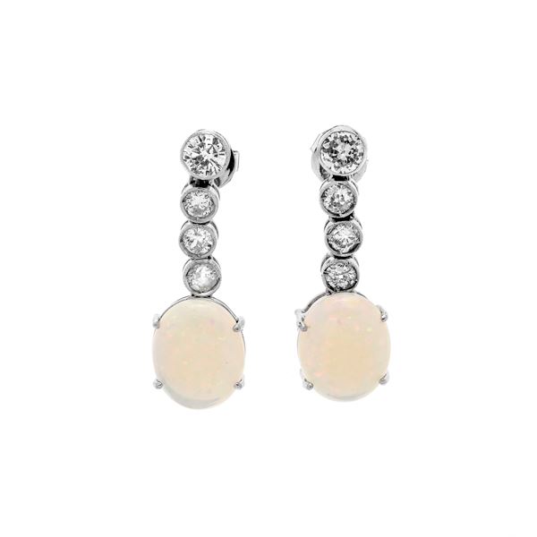Paio di orecchini pendenti in oro bianco, diamanti e opale