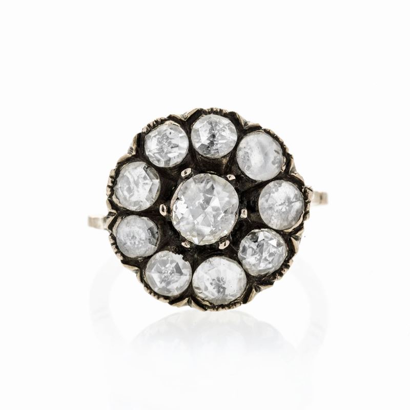 Anello a Margherita in Oro a Basso Titolo e Diamanti