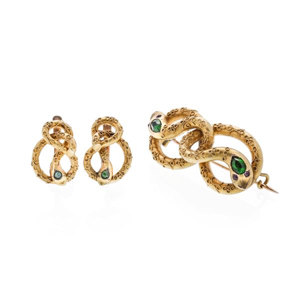 Set with pair of earrings and brooch in yellow gold and green stones
