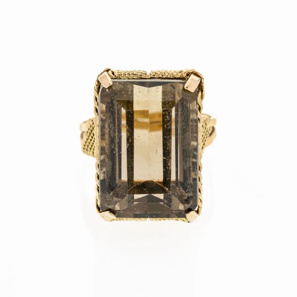 Ring in yellow gold and smoky quartz