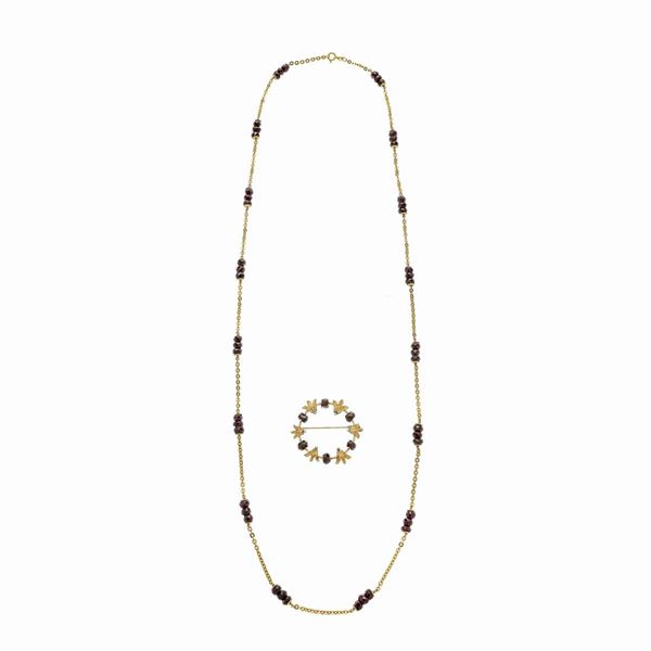 Long necklace and brooch in yellow and garnet gold