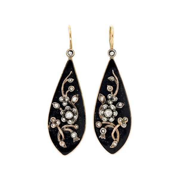 Pair of gold earrings with low title, silver, onyx and diamonds