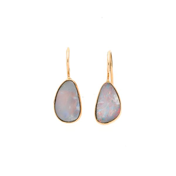 Pair of dangling earrings in yellow gold and opal