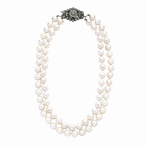Necklace made of two-strand string of pearls, low gold, silver, diamonds and emeralds  - Auction Jewelery auction, Gemstones and Wristwatches from a Veronese Collection - Curio - Casa d'aste in Firenze