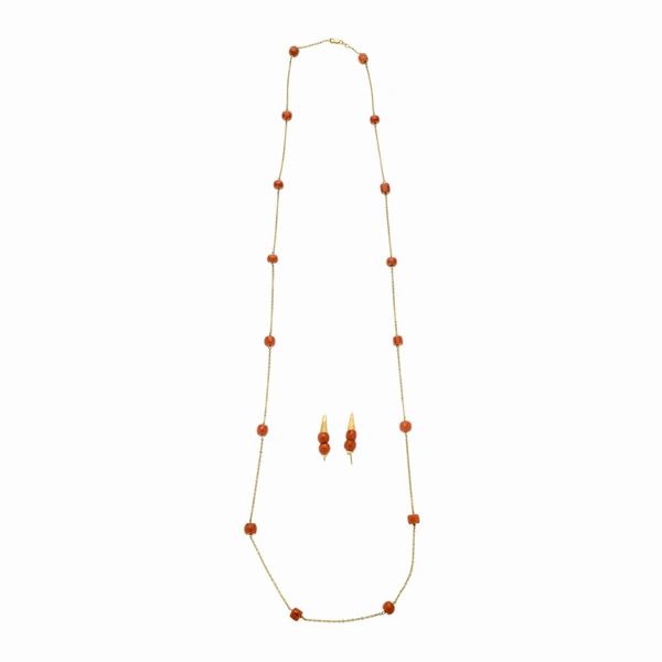 Necklace and pair of earrings in yellow gold and red coral