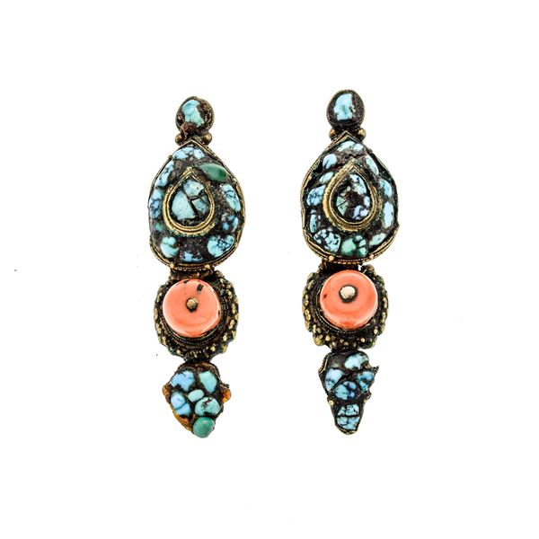 Pair of earrings in gilded silver, turquoise and red stones