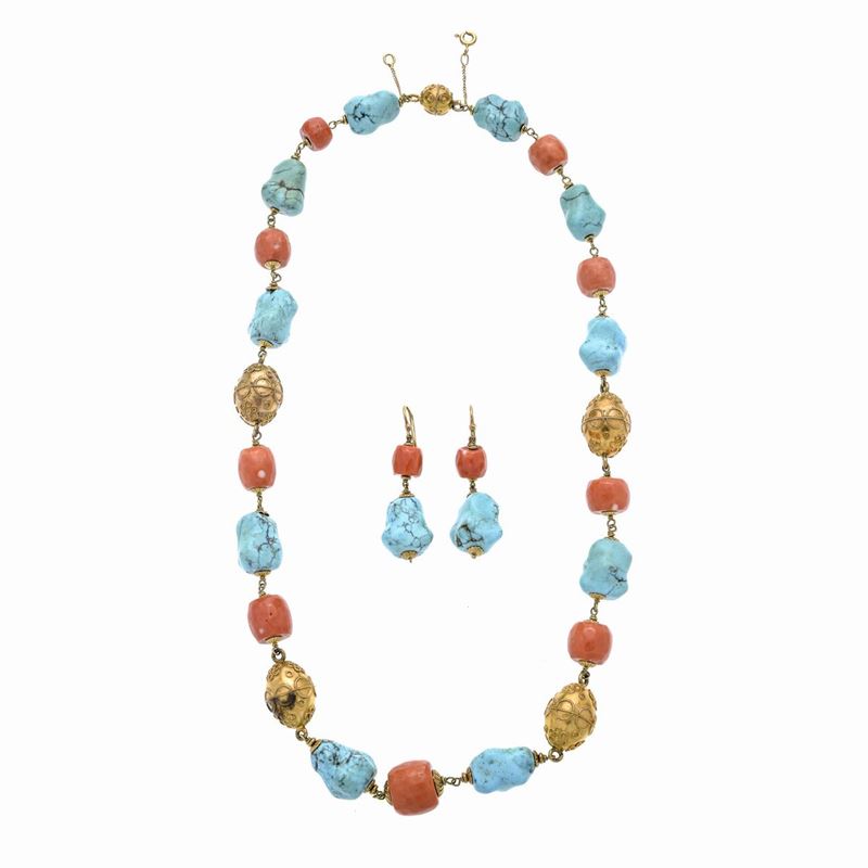 Collana e paio di orecchini in oro giallo, argento dorato, turchese e corallo