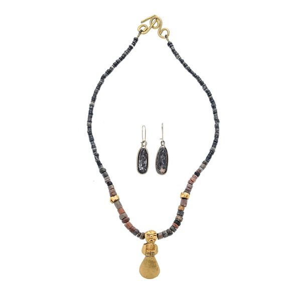 Necklace and pair of golden metal earrings, various stones