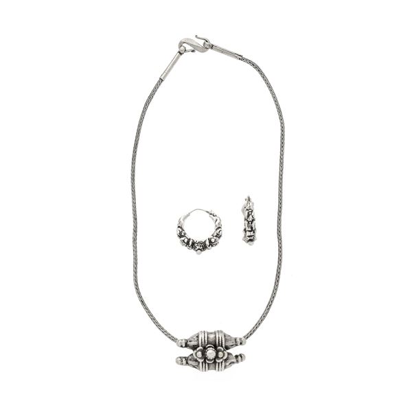 Necklace and pair of silver earrings  - Auction Auction of Antique Jewelry, Modern and Watches - Curio - Casa d'aste in Firenze