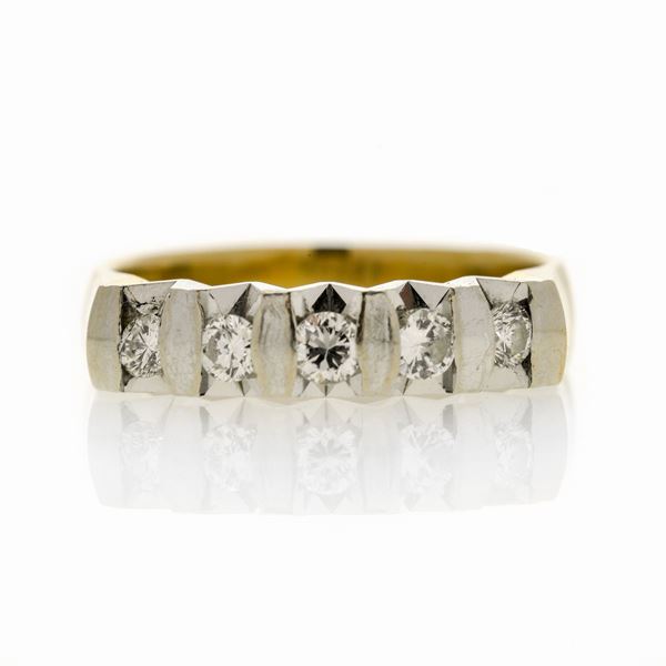 Anello veretta in oro giallo, oro bianco e diamanti