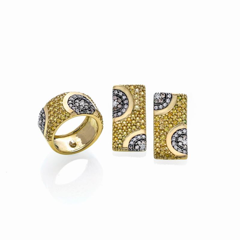 Parure con paio di orecchini e anello in oro giallo, diamanti, diamanti gialli e diamanti marroni