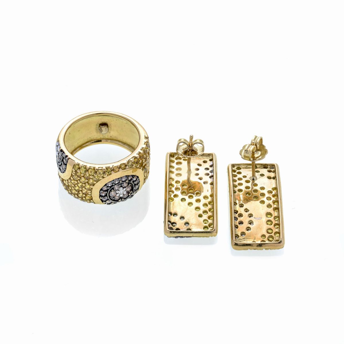 Parure con paio di orecchini e anello in oro giallo, diamanti, diamanti gialli e diamanti marroni