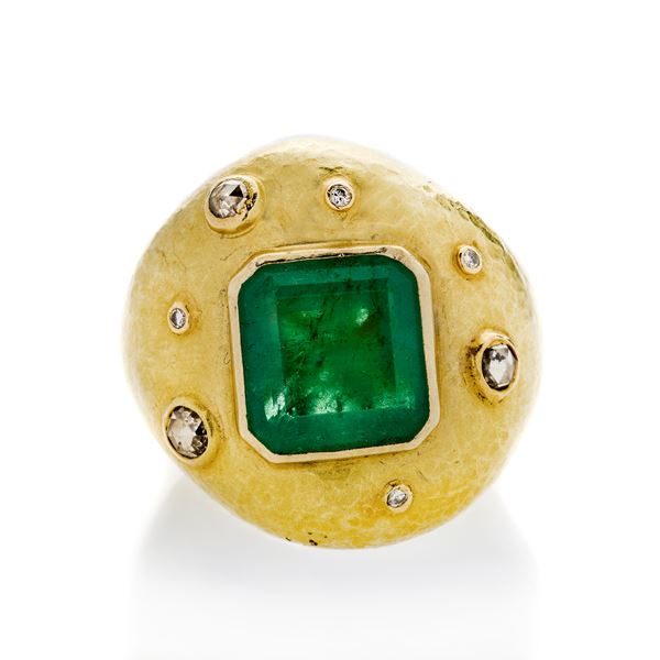 Large ring in yellow gold, diamonds and emerald