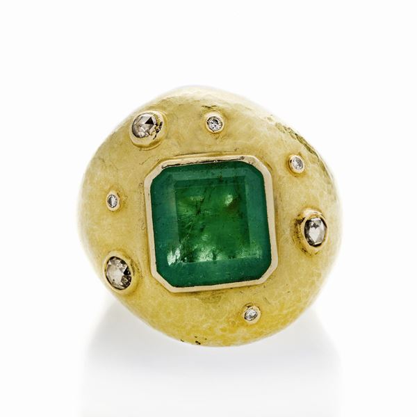 Grande anello in oro giallo, diamanti e smeraldo